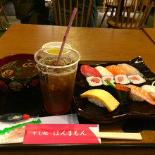 Aセットと魚の赤出し、烏龍茶