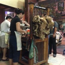 お肉がつるされてます。裏側からパチリ