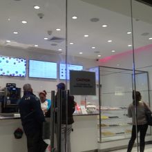 ケーキは小さいけどお店は広い。