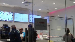 がらんとした店内です。