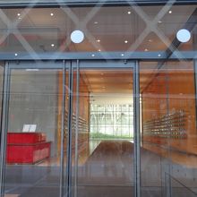 オレンジの壁があざやかです。