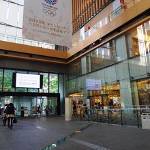 巨大な吹き抜けが目立ちます