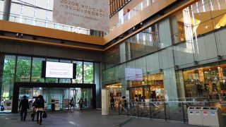 東京駅前を代表する風景に