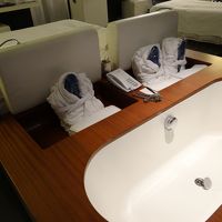 キングサイズのベッドの真後ろにはバスタブが。。