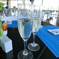 朝からシャンパン。