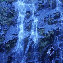 滝ギリギリまで近づいてみました。足場は割合しっかりしています