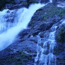 ドドドッと水の落ちる音も雰囲気がよいです。