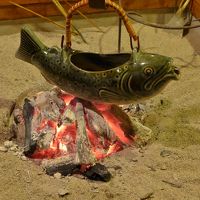 囲炉裏で温める「いわなの骨酒」