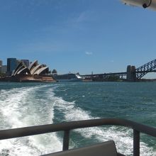 フェリーから見るオペラハウスとハーバーブリッジ