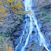 山奥の静かな滝、日本の滝１００選のひとつです