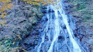 山奥の静かな滝、日本の滝１００選のひとつです