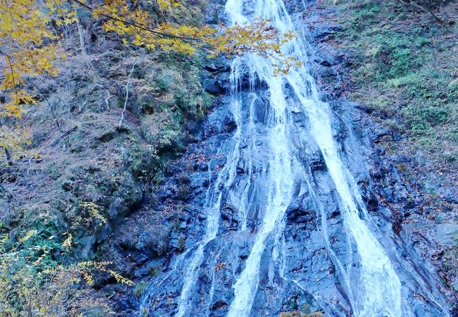 山奥の静かな滝、日本の滝１００選のひとつです