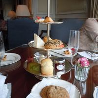 アフタヌーンティーのケーキと飲み物