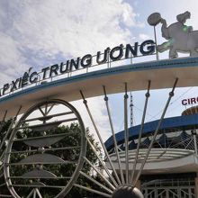 目立つつくりの入り口門