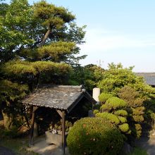 観音像基壇からの水盤社・鐘堂の眺め。皐月が少し咲いてます。