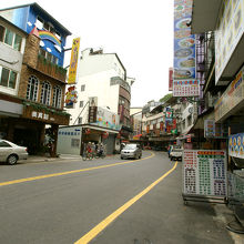 水社遊客中心前の商店街。レストランや果物屋がありました