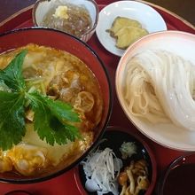 比内地鶏の親子丼と、稲庭うどんのセット