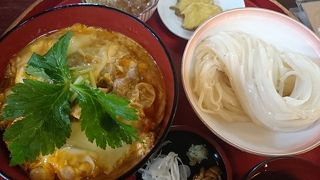 比内地鶏の親子丼と、稲庭うどんのセット