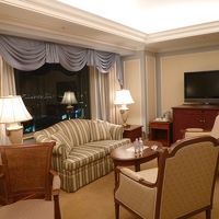 リビングルーム。窓から眺める夜景が綺麗でした。