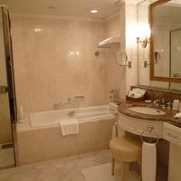 広々としたバスルーム。シャワーブースあり。