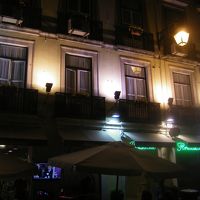 レストランやホテルが連なる賑やかな通りにあります。