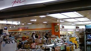 おみやげやさんと一緒になっている出発直前に寄れる本屋さん。