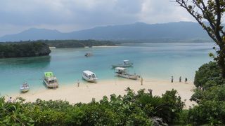 エメラルド色の明るい海