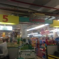 近所のスーパーのレジコーナー。女性は女性のレジに並ぶ