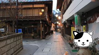 夕暮れの石畳を歩く