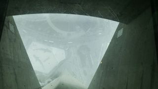 タワーの外側でスリルを味わうアトラクションも。