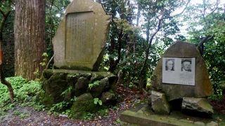 箱根を愛した2人の外国人、ケンペルとバーニーを讃える碑