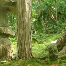 このわらべ地蔵は、気づきにくいのでご注意！