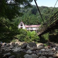 ホテル前の小川で気持ちよく水遊び