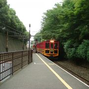 大河内山荘庭園や竹林観光に便利。JR線との分岐も見物