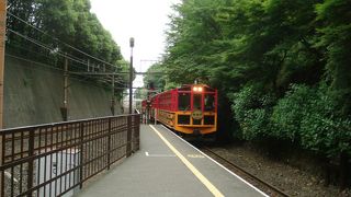 大河内山荘庭園や竹林観光に便利。JR線との分岐も見物