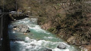 豪快な川の流れ