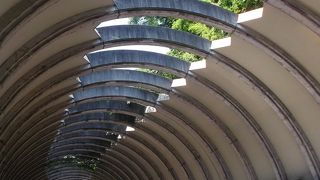 天井が開口されてる吹き抜けのトンネルがある・・