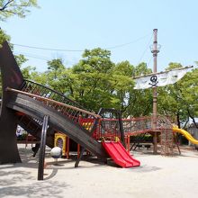 タコ公園の恐竜兼海賊船複合遊具。デザインがカッコいい。