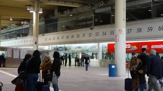 行先によって乗り場が違います