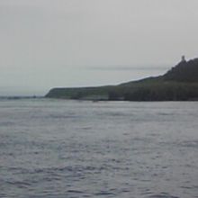 船内から眺める知床岬の風景