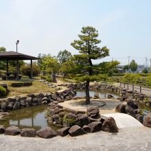 公園北側の日本庭園。護岸石組の造形がなかなかのもんです。