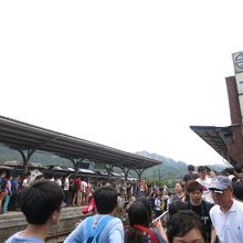 列車到着時は大混雑