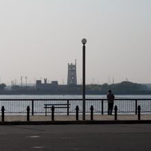 デッキ越しに衣浦湾対岸の半田市側が見えます。