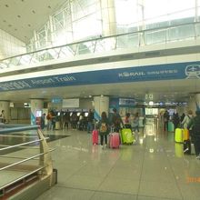 特急じゃないので青い方へ