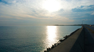 エメラルドグリーンの海をみながら