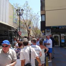 わかりづらいですが、フエンヒローラ駅近くのバス乗り場です