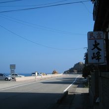 曽々木海岸、窓岩が目の前です