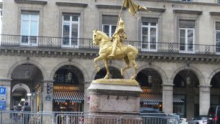 金色に輝くダルク像ですが、事前に分かってないと見落とします。