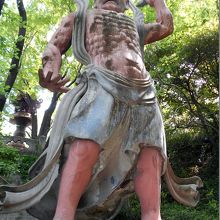 石段参道右手の仁王像。