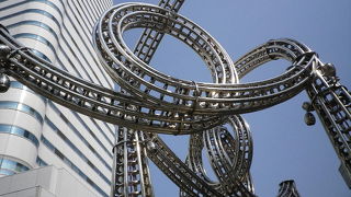 たなびく雲がイメージるされている。